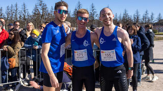 Siegerfoto über die fünf Kilometer bei den Männern: Tim Holzapfel (v.l.), Benno Hille und Mathias Hick von der LG Kurpfalz.