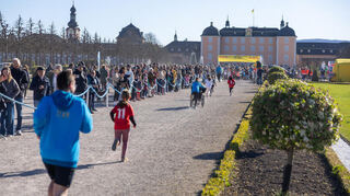 Das Ziel im Blick: Der Nachwuchs beim Spargellauf in Schwetzingen beim Zieleinlauf mit traumhaftem Blick auf Schloss.