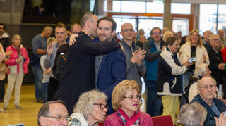 Zu einem der ersten Gratulanten seines Parteikollegen gehört der CDU-Landtagsabgeordnete Andreas Sturm.