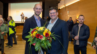 Nils Drescher, Bürgermeister von Plankstadt, gratuliert seinem neuen Amtskollegen Matthias Kutsch zur Wahl.