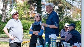 Dr. Gerd Eisenhofer (Mitte) erläutert Besuchern die Pläne der Klimaschutzinitiative in Altlußheim.