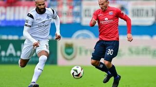 Eine Szene aus dem Hinspiel, das 1:1 endete: Waldhof-Stürmer Terrence Boyd (l.) gegen den Hachinger Simon Skarlatidis.
