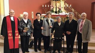 Pfarrer im Ruhestand Matthias Zaiss (l.) mit den Kronjuwelen- und einigen Gnadenkonfirmanden.