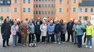 Landfrauen und -männer vor dem Schwetzinger Schloss