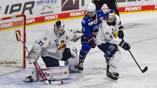 Mannheims Kristian Reichel (Nr.11) gegen Muenchens Dominik Bittner (Nr.3) und Muenchens Evan Fitzpatrick (Nr.31) beim Spiel.