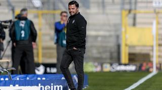 Vermutlich sein letzter Auftritt als Sportchef des SV Waldhof: Anthony Loviso vor dem Haching-Spiel.