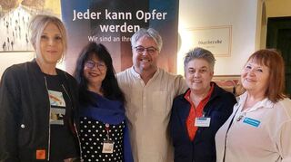 Die Krimiautoren (v. l.) Tina Seel, Claudia Schmid und Klaus Maria Dechant mit den Vertreterinen des Opferverandes Weißer Ring, Patricia Wickert und Hanne Heinstein am Infostand in der Villa Meixner.
