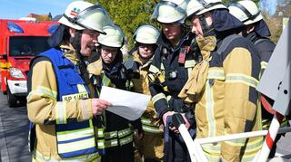 Während der Speyerer Frühjahrsmesse führt die Feuerwehr im Verlauf einer realitätsnahen Übung eine Lagebesprechung durch.