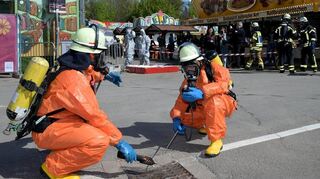 Feuerwehleute haben den Einsatzort abgesperrt.