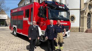 Feuerwehrkommandant Sascha Langlotz, Karl-Heinz Meixner, Manfred Horsch stellen bei "Aktiv im Alter" die Arbeit der Feuerwehr vor.