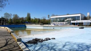 Noch ist im Ketscher Freibad einiges zu tun, bis die Saison Mitte Mai starten kann. Bauliche Probleme und notwendige Sanierungen sorgen währenddessen für zusätzliche Kosten im Gemeindesäckel.