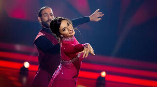 Sally Özcan, Youtuberin und Influencerin, und Massimo Sinato, Profitänzer, tanzen in der RTL-Tanzshow "Let's Dance" im Jahr 2023.