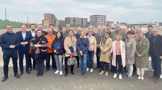 Die geladenen Gäste freuen sich, dass es bei den "Schwetzinger Höfen" weitergeht. Im Hintergrund ist der bereits vollendete erste Bauabschnitt zu sehen.