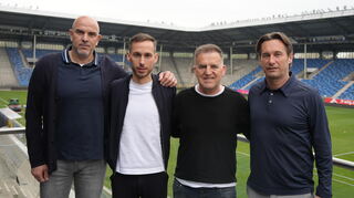 Der neue Waldhof-Trainer Dominik Glawogger (2.v.l.) mit Sportdirektor Mathias Schober (li.), Sportgeschäftsführer Gerhard Zuber (re.) und Co-Trainer Asif Saric.