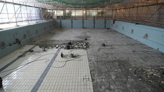 Aktuell laufen die Arbeiten am Sportbecken des Aquadroms auf Hochtouren.