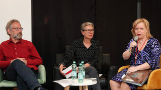 Arnold Küsters (v.l.), Angela Eßer und Isabella Archan bei der Lesung aus „Arsen und Spargelspitzen“.