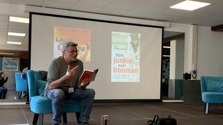 Jörg Schmitt-Kilian liest im Schwetzinger Jugendzentrum GoIn aus seinem Buch "Vom Junkie zum Ironman" vor.