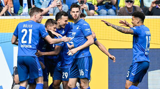 Hoffenheims Torschütze Andrej Kramaric (2.v.l) jubelt mit Mannschaftskollegen über das Tor zum 1:0.