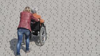 Die Pflegekasse zahlte Ende 2023 für fast 1,1 Millionen Pflegende Beiträge in die gesetzliche Rentenversicherung ein.