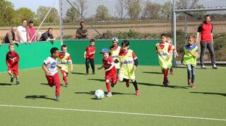 Die Kinder hatten einen Riesenspaß beim Fußball.