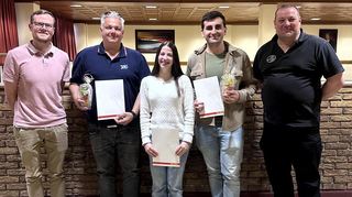 Von links nach rechts: Fabian Keller (2. Vorsitzender), Marcus Schmitt (25 Jahre), Elina Betzwieser (10 Jahre), Leonard Merz (25 Jahre), Boris Kehret (1. Vorsitzender).