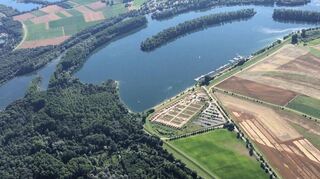 Inzwischen ist der Fluss bei Otterstadt nur noch ein Altrhein, in der Mitte sieht man den Brühler Campingplatz.
