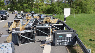 Am Heidelberger Kreuz auf der A5 ist nach einem Unfall die Ladung eines Sattelzuges auf der Fahrbahn verteilt.