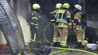 In St. Leon-Rot steht eine Garage in Vollbrand.