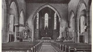 Der Innenraum der Kirche St. Kilian um 1910 mit Hochaltar.