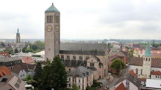 Am 65 Meter hohen Turm der katholischen Kirche St. Georg Hockenheim befestigten der damals 1-jährige Bernhard Fuchs und Kaplan Schmider die weithin sichtbare weiße Fahne.