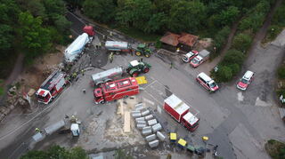 Feuerwehr und Landwirte bei einer gemeinsamen Übung für den Fall eines großen Waldbrands.