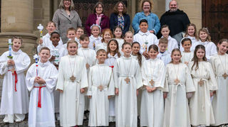 Nach langer Vorbereitungszeit ist es endlich so weit: Am Gründonnerstag feierten die Mädchen und Jungen ihre Erstkommunion in der St.-Sebastian-Kirche in Ketsch.
