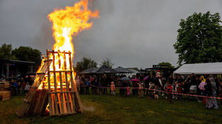 Trotz schlechtem Wetter sind viele Besucher zum Frühlingsfest auf dem Gelände von Badenia Hirschacker gekommen, um das Osterfeuer mitzuerleben.