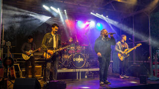 Die Band Twisted Spoons trotzen dem schlechten Wetter.