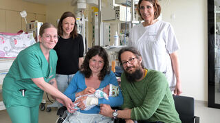 Michelle Keiber, Alexandra Schäfer, die Familie Annechristine Weber und Georg Krocker sowie Kathrin Wecke-Rocker freuen sich über das 1000. Baby des Jahres im Diakonissenkrankenhaus.