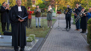 Am frühen Ostersonntagmorgen fand auf dem Friedhof Ketsch die Auferstehungsfeier mit Pfarrer Christian Noeske und der musikalischer Begleitung durch den Posaunenchor statt.