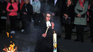 Pfarrerin Melanie Börnig hat die Osterkerze angezündet.