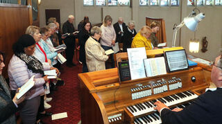 Auftritt des Chors (Katholische Kantorei Brühl - Ketsch) beim Ostergottesdienst unter der Leitung von Stefan K. Göttelmann.