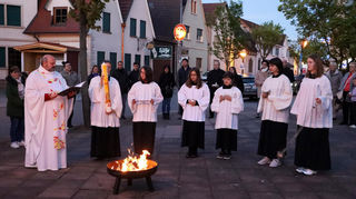 Gemeindereferent Thorsten Gut mit den Ministranten am Osterfeuer.