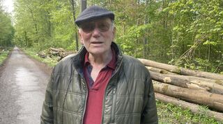 Der 73-jährige Fritz Strohner aus Schwetzingen versteht nicht, warum auf der Rheininsel in die Natur eingegriffen wird.
