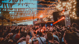 Tanzen am Wasser zu richtig guten Beats: Das ist ein Markenzeichen des Open-Air-Clubs Hafen 49