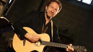 Clemens Bittlinger mit seiner Gitarre.