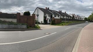 Die Kreisstraße 4243 führt durch Brühl und der Lärmschutzwall ist Gegenstand von Diskussionen.