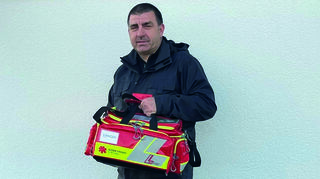 Vorstand Volker Becker mit der Erste-Hilfe-Tasche der Björn-Steiger-Stiftung.