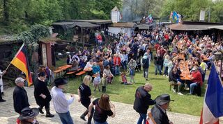 Schon beim Einzug der Fahnen mit passendem Linedance werden am frühen Mittag des Maifeiertages viele Gäste auf der Ranch der "Buffalo's" erwartet.