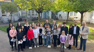 Oberbürgermeister Matthias Steffan (rechts) ehrt die Schüler.