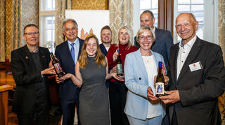 Der Dombauverein Speyer stellt im Historischen Ratssaal die Edition Domwein 2025 vor, v.l.: Domdekan Dr. Christoph Kohl, Werner Anselmann, die Pfälzische Weinkönigin Denise Stripf, die Pfälzische Weinhoheit Manuel Reuthter, die Pfälzische Weinprinzessiin Lara Karr, OB Stefanie Seiler, der Geschäftsführer der Winzergenossenschaft Steven Kärgel und der Vereinsvorsitzende Dr. Gottfried Jung.