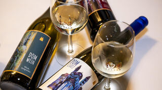 Die Domwein-Edition 2025 besteht aus einem 2024er Weissburgunder trocken und einem 2024er Domschatz Cuvee aus Riesling und Gewürztraminer - alkoholfrei vom Winzerverein Deidesheim sowie einem 2023er Cabernet Sauvignon Rotwein trocken vom Weingut Werner Anselmann Edesheim.