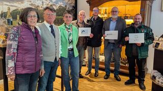 Die ehemaligen Vorstandsmitglieder des Obst- und Gartenbauvereins Schwetzingen (vorne links) übergeben ihr Vereinsvermögen an wohltätige Zwecke. Traute Renkert (v.l.), Friedrich Wörn, Barbara Gerteis, Wolfgang Kritzer, Marcus Ullrich (beide Hospizgemeinschaft), Volker Kurz (Lebenshilfe) und Alexander Schweitzer (Tafel).