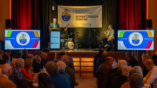 Die Interessensgemeinschaft der Schwetzinger Vereine (IG) feiert: OB Matthias Steffan gratuliert zum 50. Geburtstag.